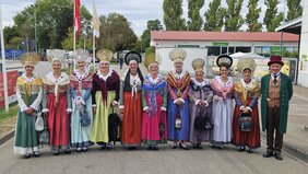 Trachtenträgerinnen der Trachtengruppe Villingen beim Landesfestumzug in Oberkirch